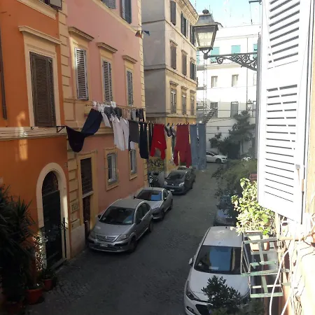 Anastasia - Hidden Balcony Inside Trastevere * Rome